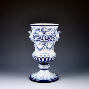 Vaso con mascheroni laterali e decoro a grottesche